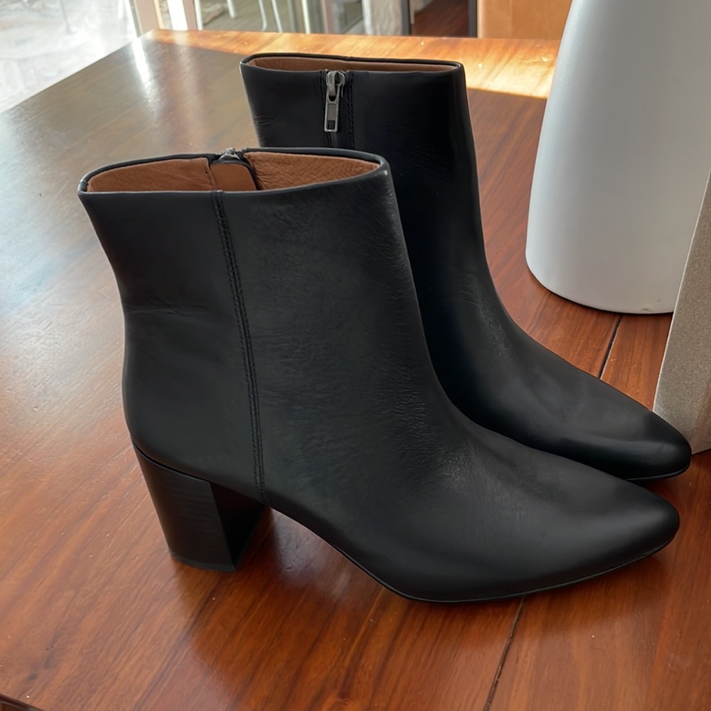 Madewell. 8 1/2. Never worn. new in box. Heel height- 2 3/4”.
